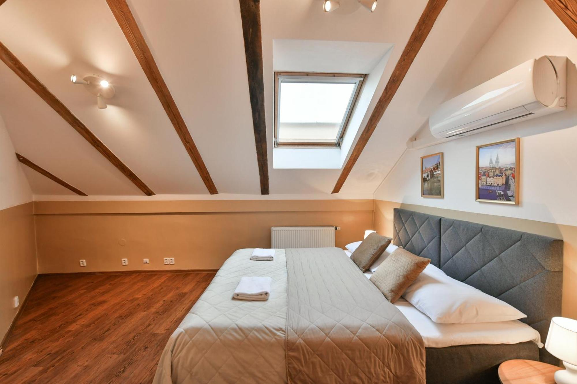 Amazing Charles Bridge Apartment Praga Exterior foto